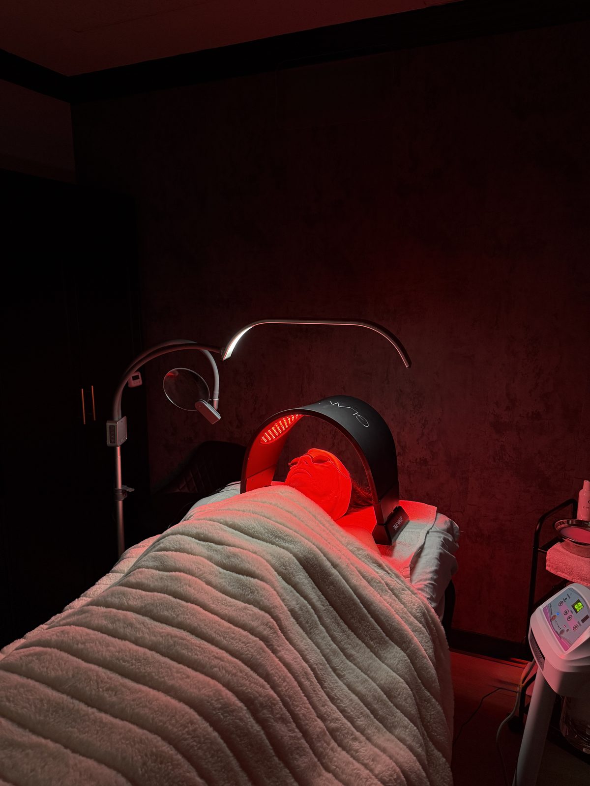 Client receiving red light therapy during a customized CYNNSBEAUTY facial