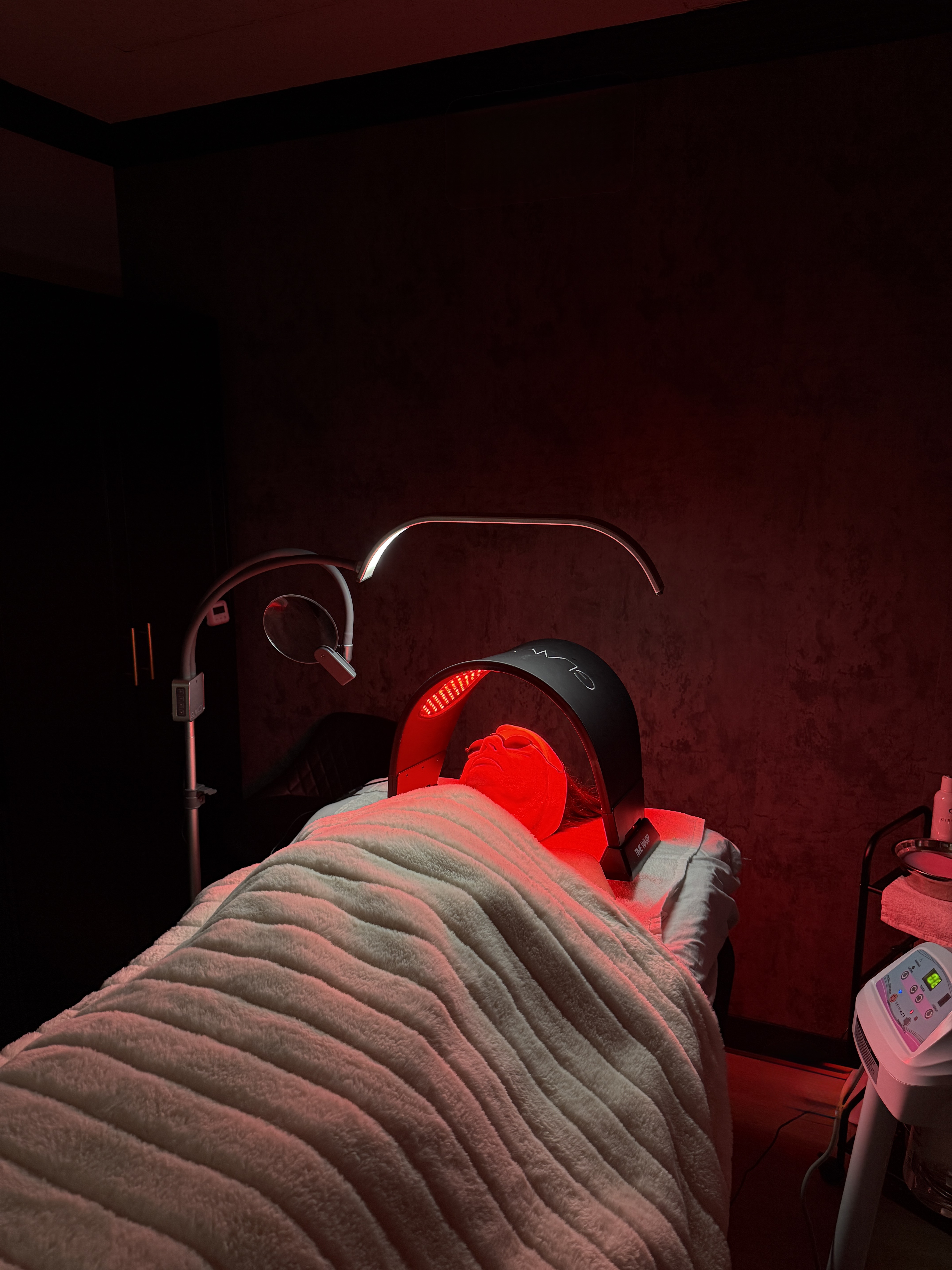 Client receiving red light therapy during a customized CYNNSBEAUTY facial